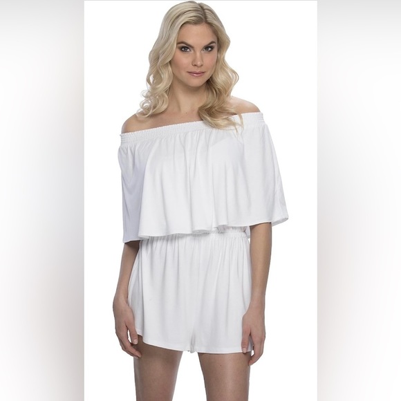 🥰 Show Me Your MuMu White Flutter Romper, Size Small, wear on off shoulder - Picture 3 of 9